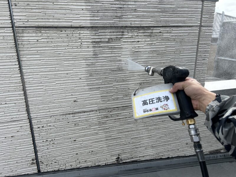 外壁の高圧洗浄の様子です。