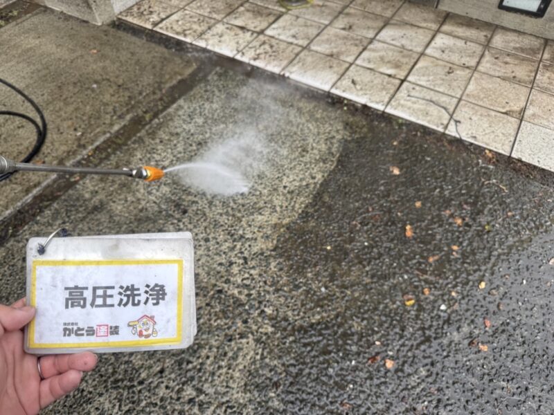 土間コンクリートは塗装しませんが、綺麗に洗浄をおこないます。