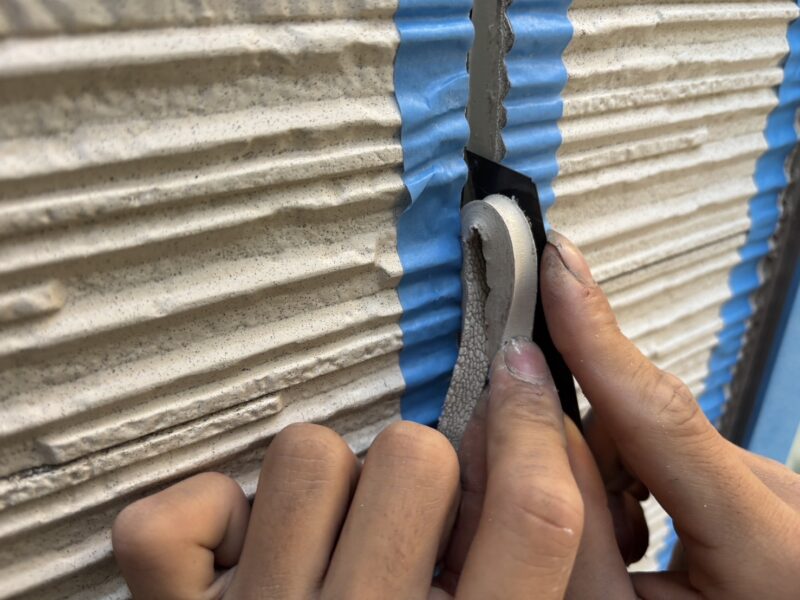 シーリング撤去の様子です。<br />
カッターを使い、慎重に取り除いていきます。