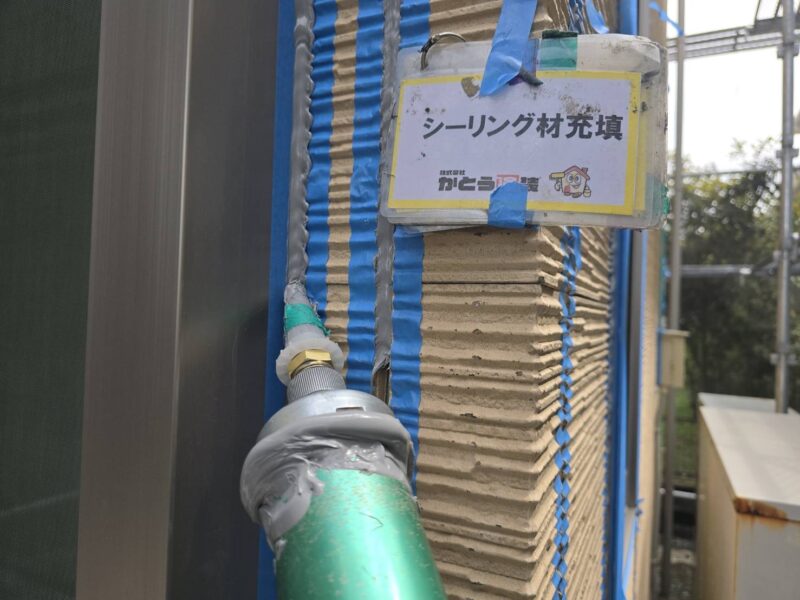 目地にシーリングをたっぷり充填します。