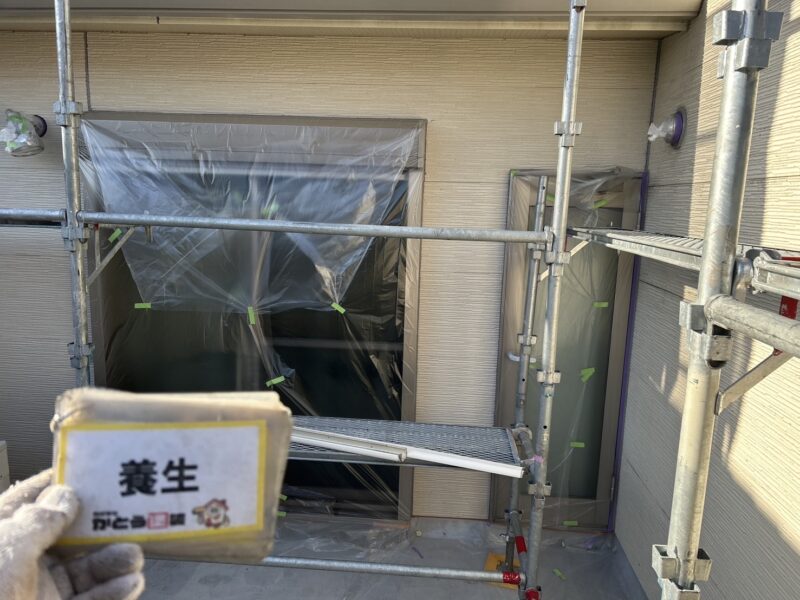 塗料が付着しないよう隙間なく、養生します。