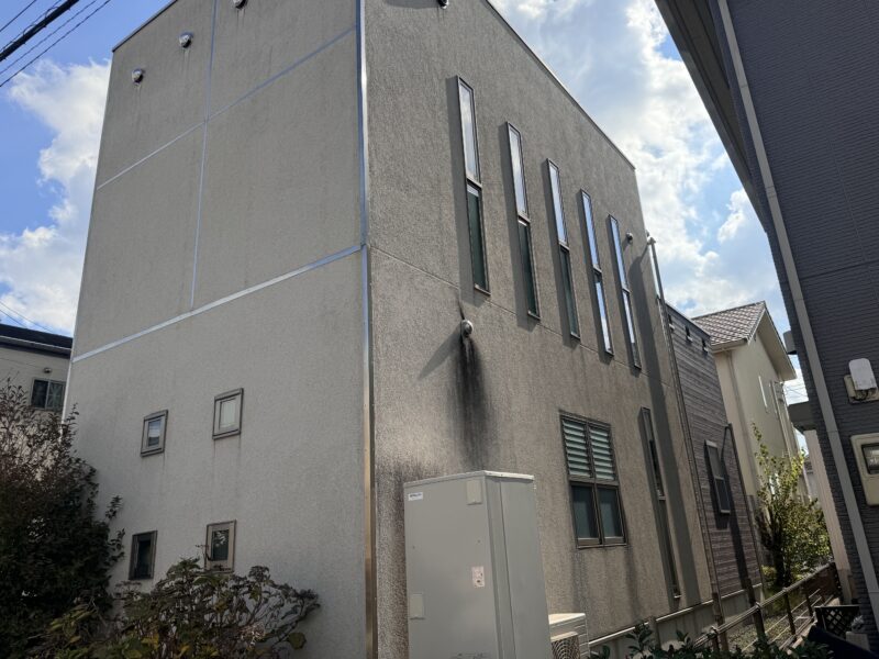 外壁は、遠くからでも見て分かるほどに、全体的に黒い汚れが目立っていました。