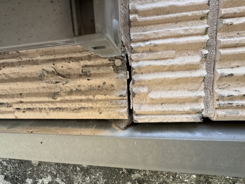 こういった小さな綻びを放置すると、雨漏りなど家を蝕む原因となる場合がありますので、定期的なメンテナンスが必要です。