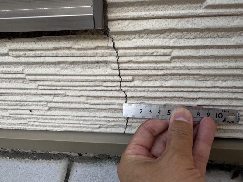 外壁にひび割れがありました。<br />
補修後、塗装をおこないます。