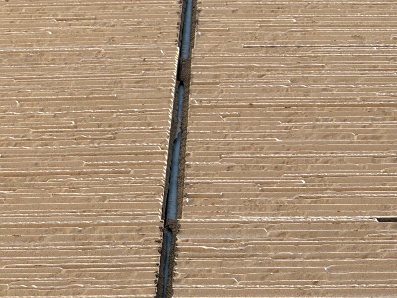 コーキングは劣化し、ほとんど剥がれてしまい、中の下地がむき出しになっていました。