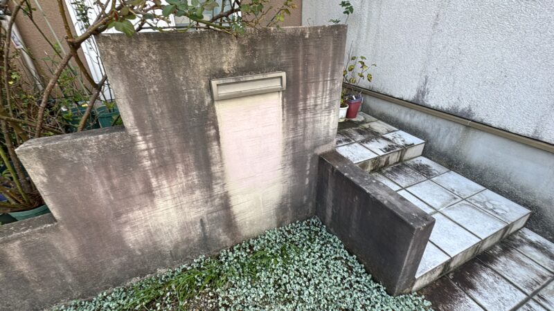 今回、塀は綺麗に塗装し、天板に笠木を取り付けます。