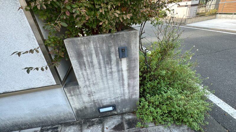 塀は、雨垂れ汚れが積もり積もって真っ黒になっていました。