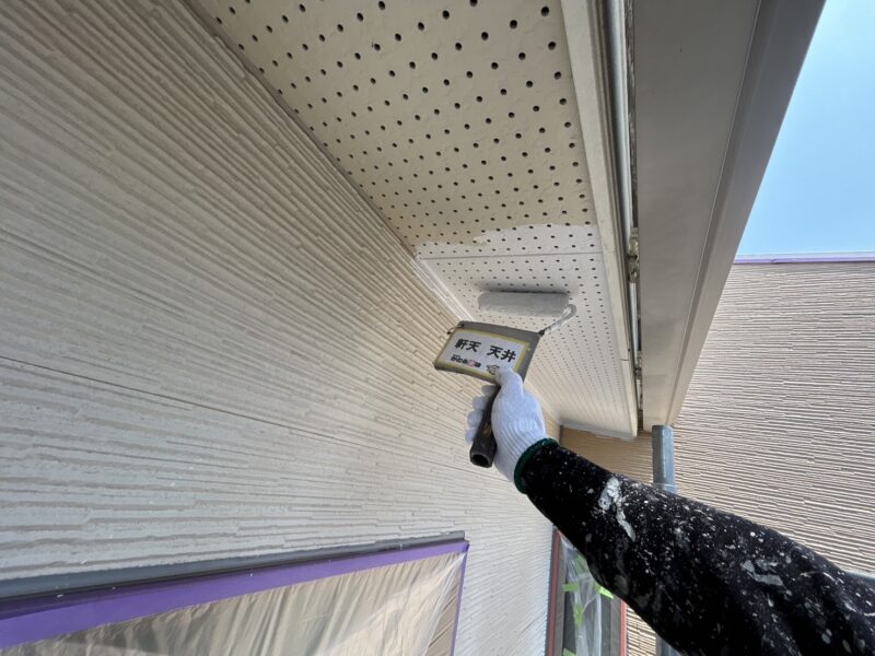 軒天の塗装の様子です。