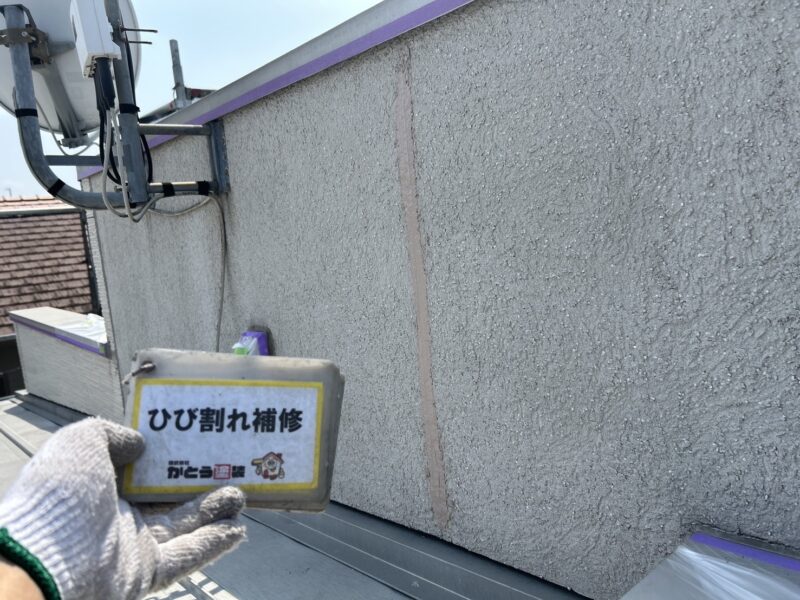 プライマー塗布後、シーリングを使い、ひび割れを補修します。