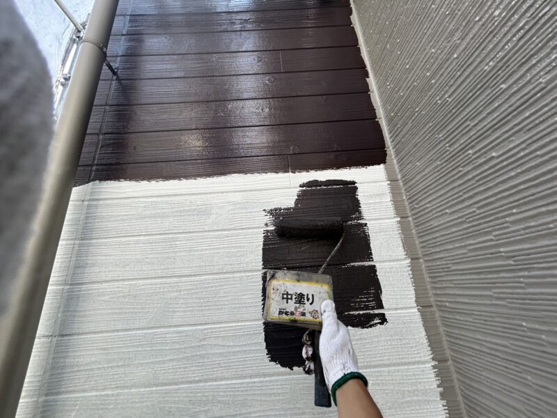 一般的な住宅の2倍ほどの邸宅で、外壁の塗り分け箇所が多いですが、丁寧に施工していきます。