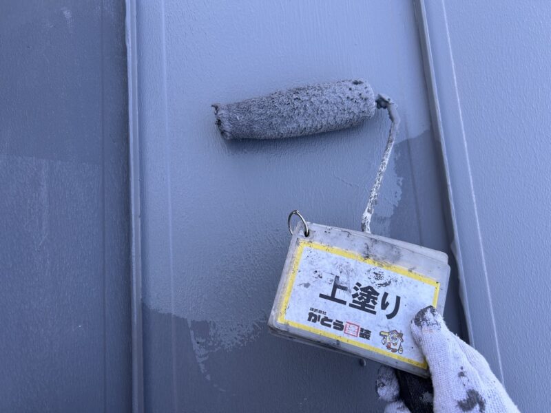 ガイナを屋根に塗ることで、夏は太陽熱を遮り、冬は暖房の熱を再放射して室内の温度を保つ効果が期待できます。
