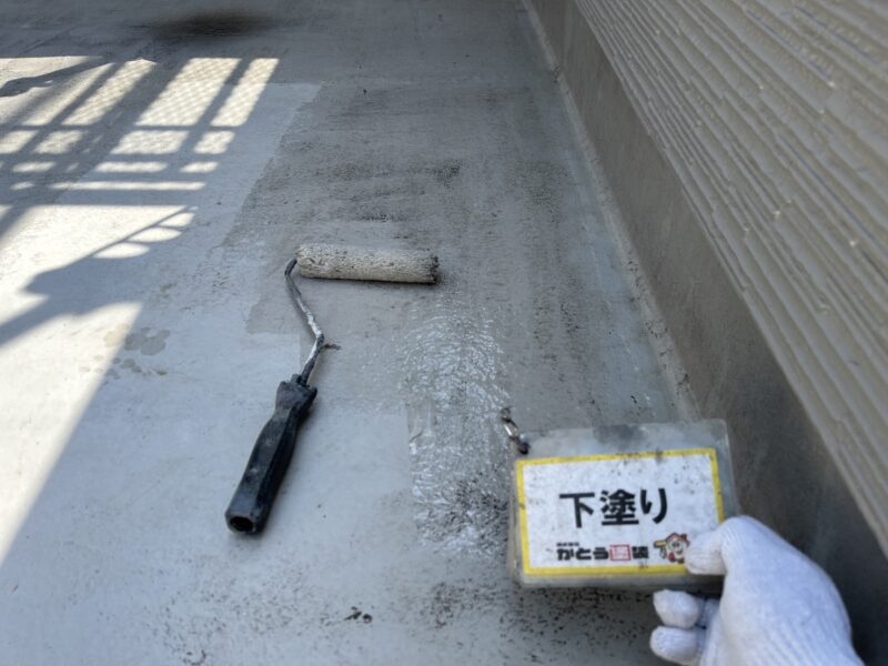 塗装前にケレンをし、アセトン拭き取りをおこなっています。