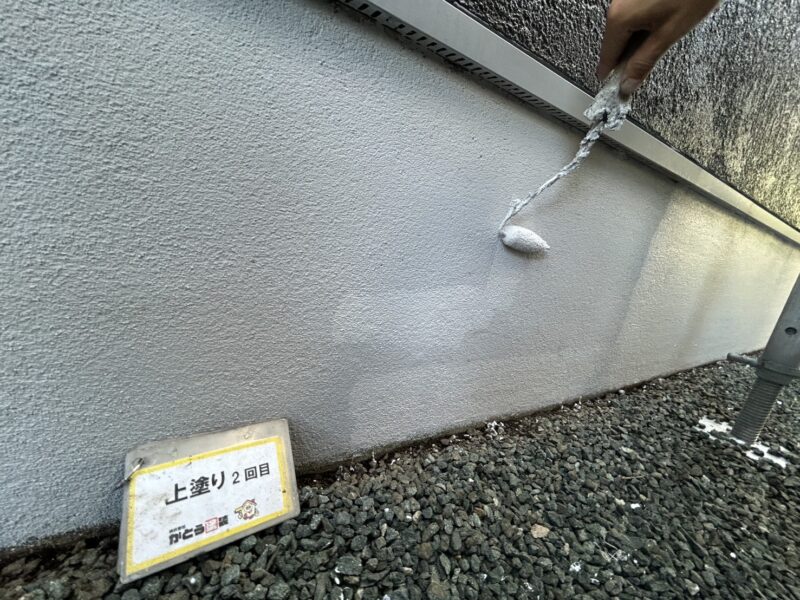 上塗り2回目の様子です。<br />
基礎通気を妨げない塗料を使用しています。