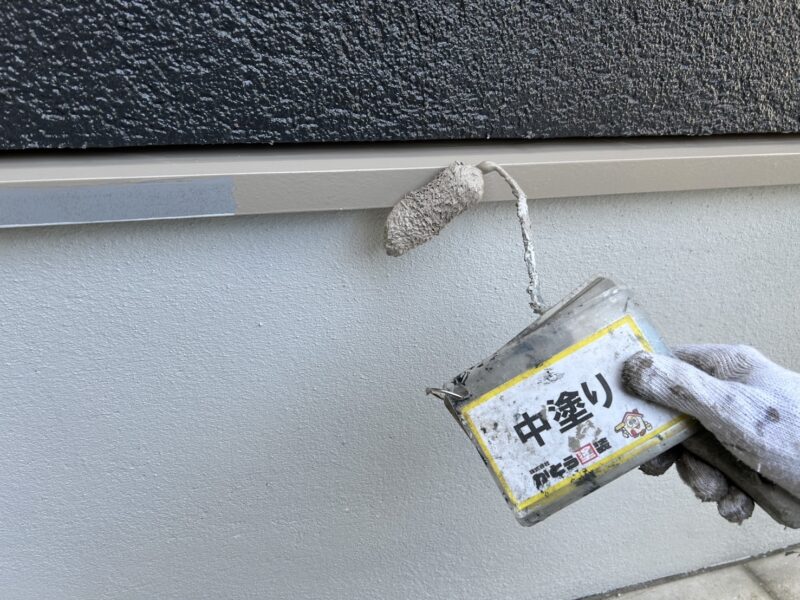 土台水切りの中塗りの様子です。