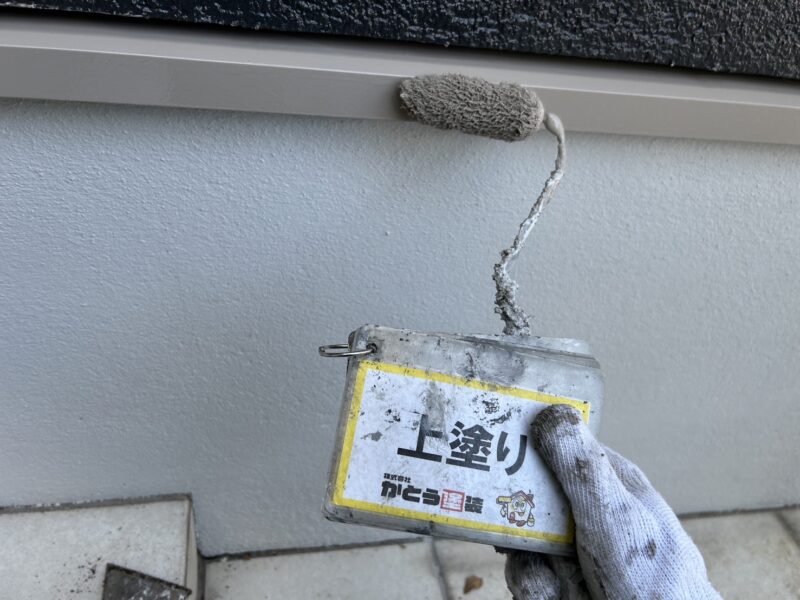 上塗りの様子です。<br />
細かいところも手を抜くことなく作業します。