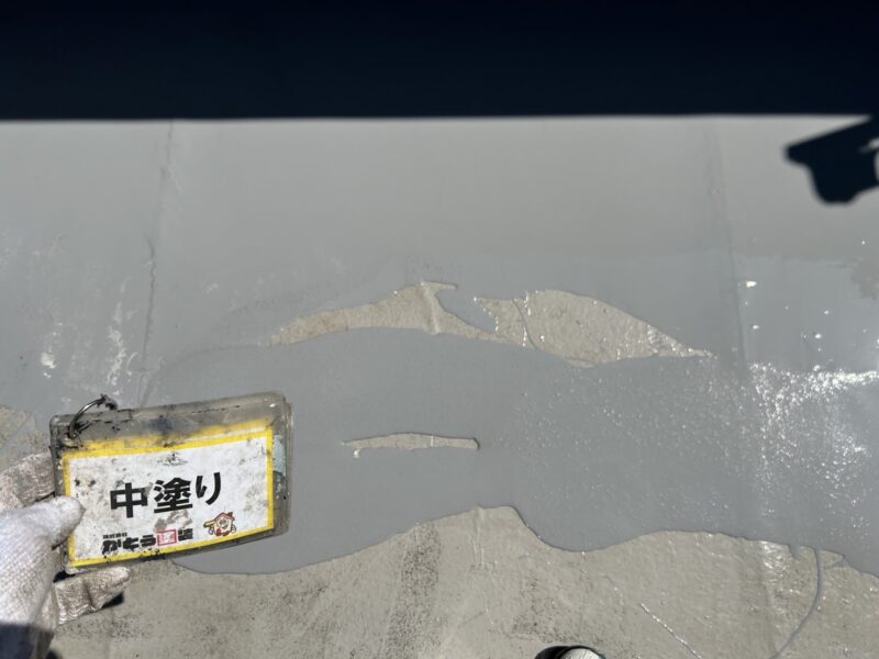 しっかり塗膜に厚みを持たせ、均一に仕上げていきます。