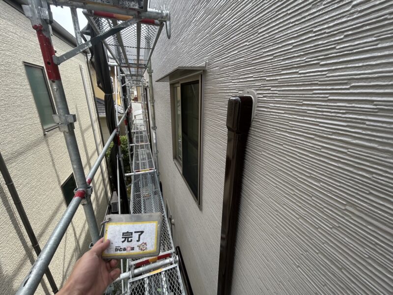 コケや藻がびっしり付着していましたが、バッチリ解消し、白さ際立つ仕上がりになりました。