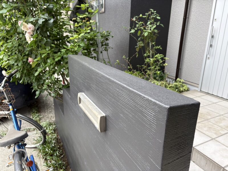 雨垂れ汚れを少しでも防ぐため、塀の天板に笠木を取り付けます。