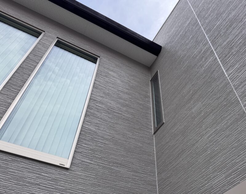 軒天がほぼなく、外壁が汚れやすいとのお悩みを伺い、美観を長期間維持できる超低汚染塗料をご提案いたしました。