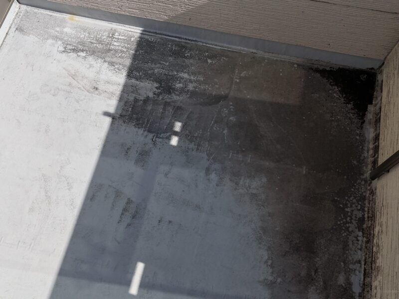 バルコニーも汚れが溜まっていました。<br />
こちらは、防水工事をおこないます。