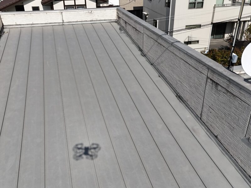 屋根は、ガルバリウム鋼板で、艶も塗膜もほぼなくなっていました。