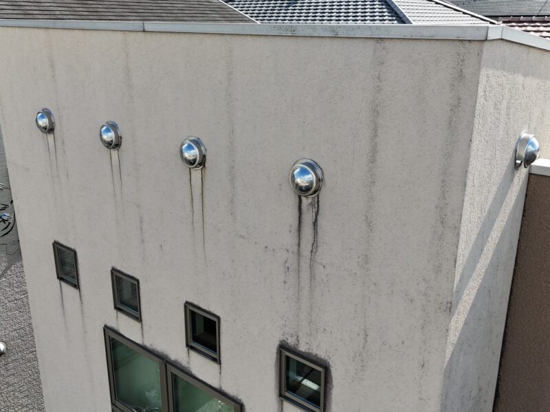 長年、過酷な環境でこびりついてしまった雨垂れ汚れも多数ありました。