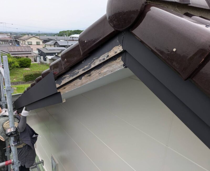 手作業で慎重に取り付けていきます。