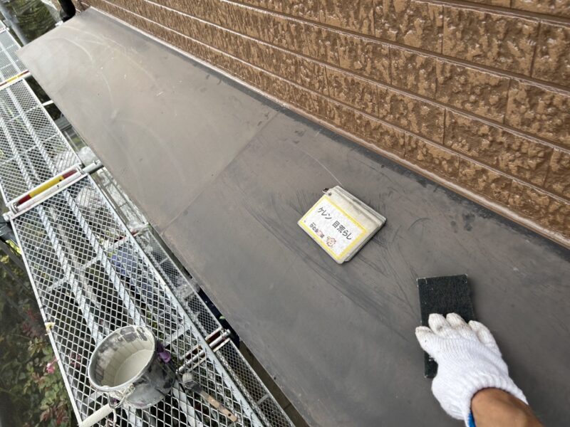 ひさしのケレンの様子です。<br />
ケレンをおこなうことで、塗料の食いつきをよくします。