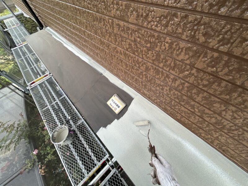 鉄部にはすべてサビ止め塗装をし、仕上げ塗りをおこないます。