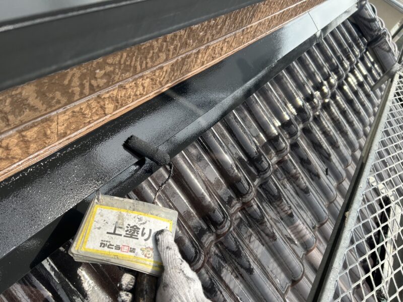 上塗りの様子です。<br />
塗料を塗り重ねることで強靭な塗膜を形成します。