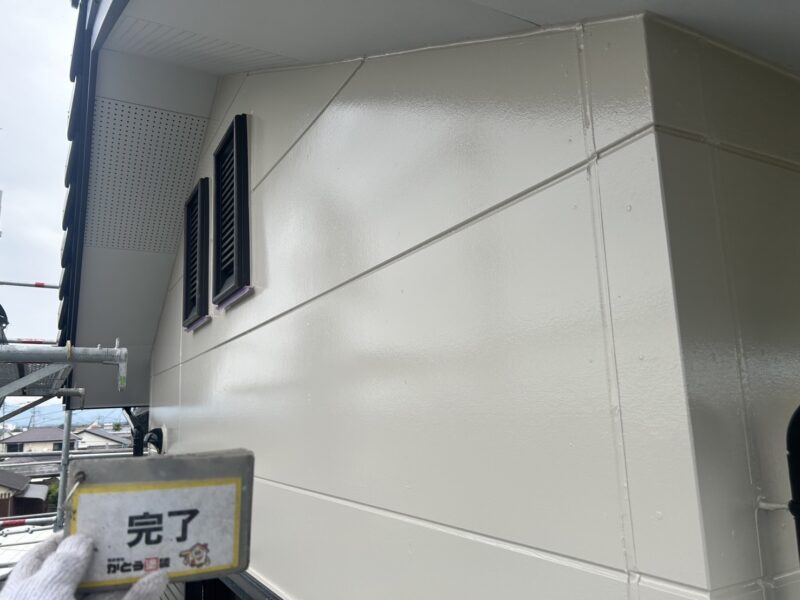 2階部分の外壁は、単色でシンプルに仕上げていますので、1階部分とのメリハリが出ています。