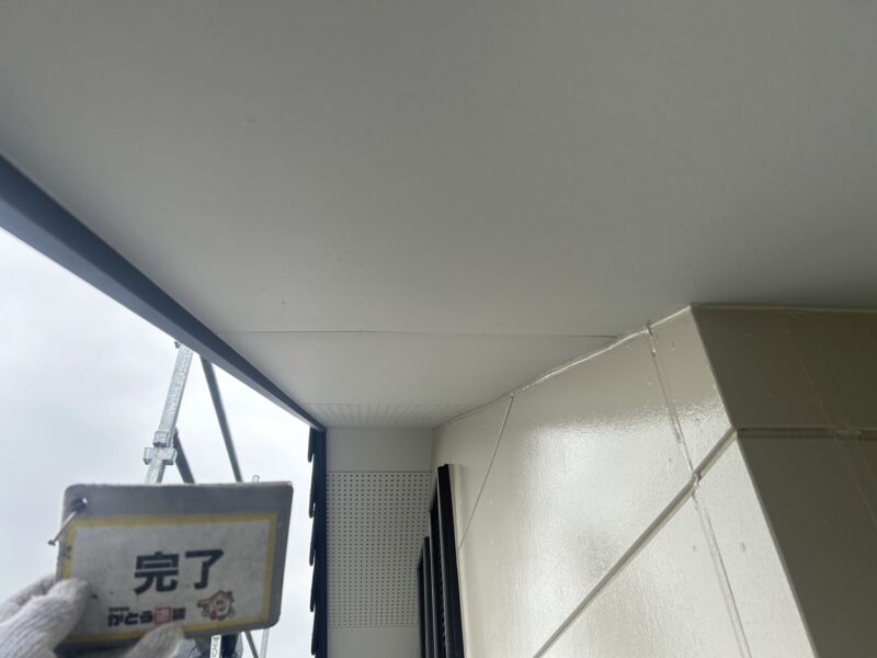 軒天も2階部分と合わせて、白色で塗装しています。<br />
非常に明るく、白さ際立つ仕上がりとなりました。