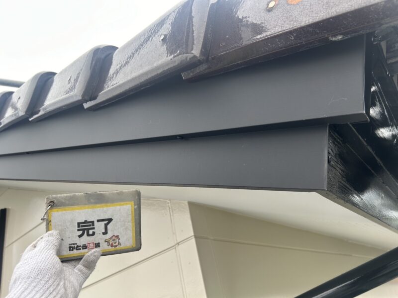 破風には新たに板金を巻きました。<br />
塗装だけでは大切なお住まいを守ることはできません。<br />
お客様にとって最善のご提案をさせていただきます。