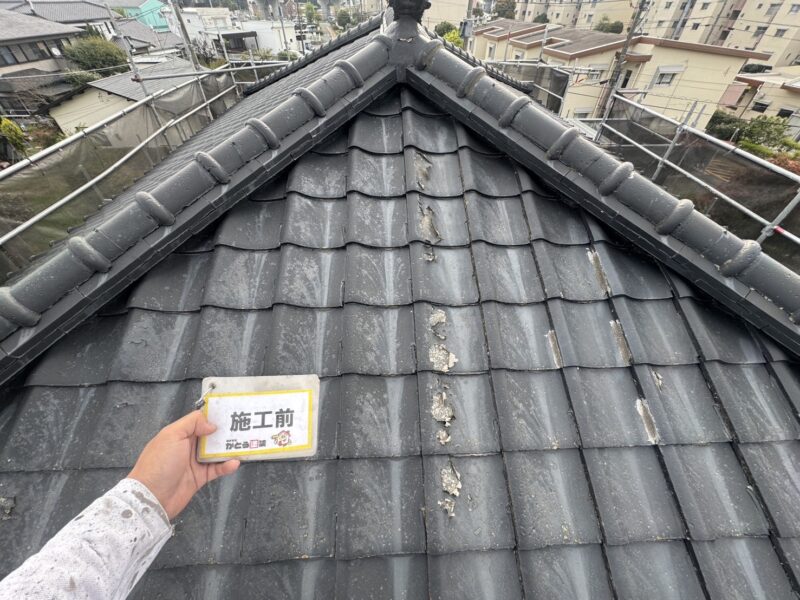 剥がれや割れなど補修するべき箇所がたくさんありました。<br />
補修後に仕上げ塗りをおこないます。