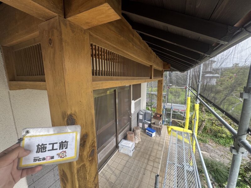 玄関周りの木部は、長年紫外線や雨風にさらされ退色し、劣化していました。