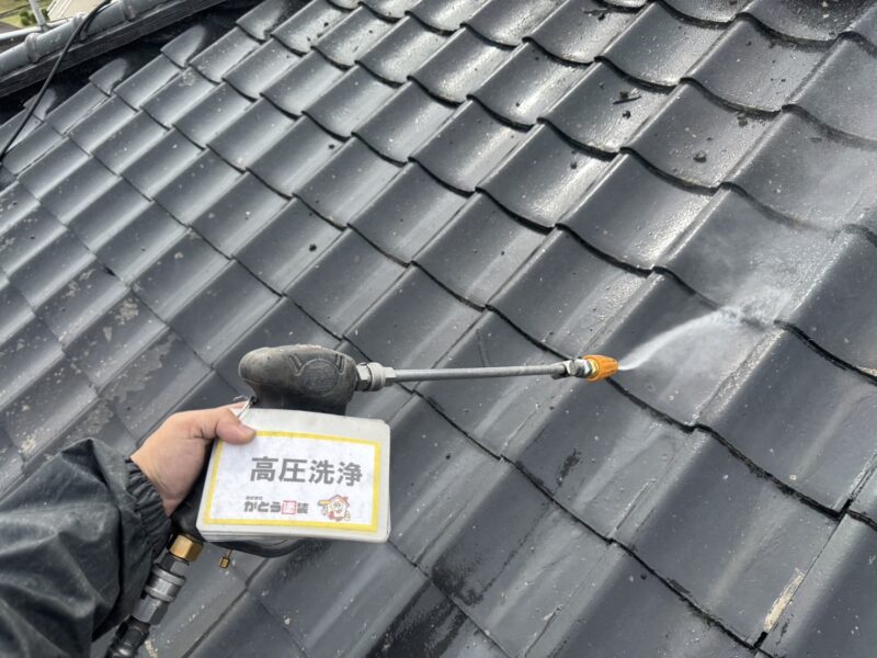 屋根の高圧洗浄の様子です。<br />
たっぷりの水で汚れを落としていきます。