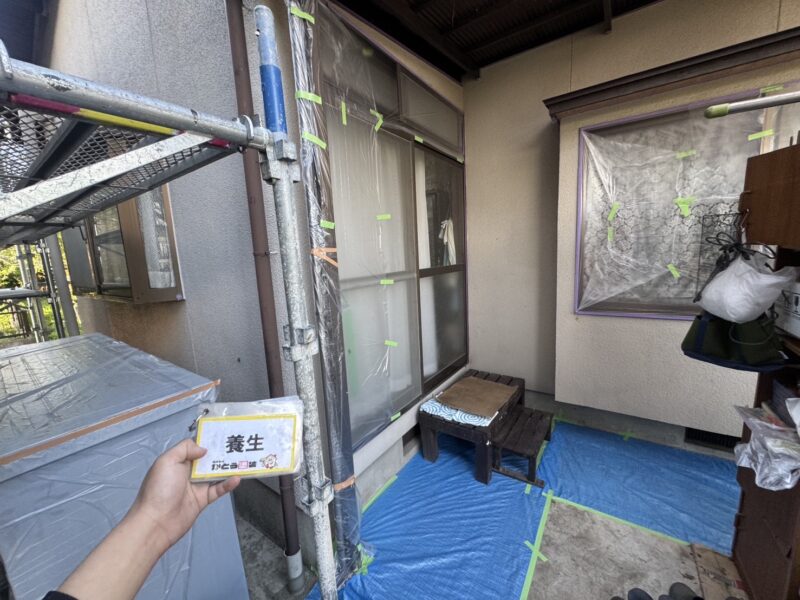 塗料の付着を防ぐため、しっかり養生します。