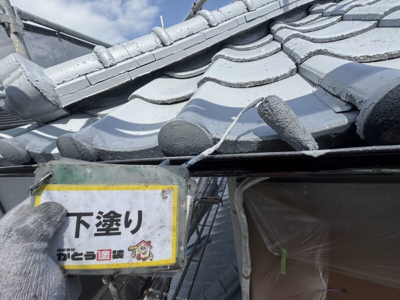 吹き付けれない細かい箇所は、ローラーで塗っていきます。