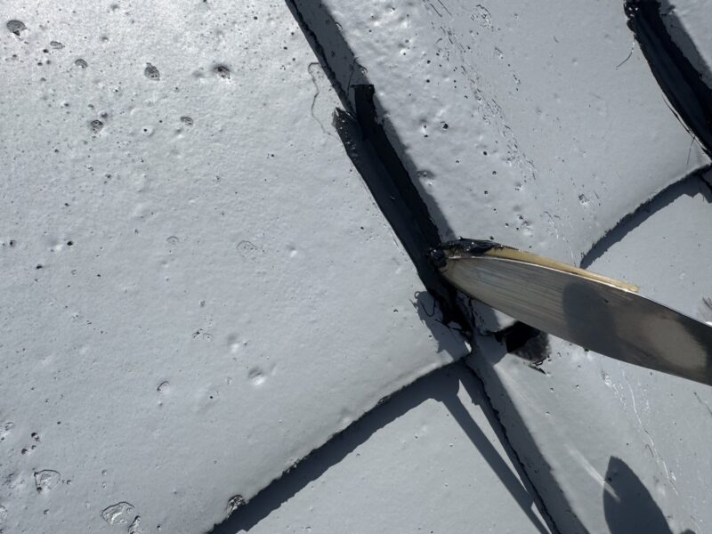 建物が高台にあり、風当たりが強いとのことで、瓦に瓦止めのコーキングをおこないました。