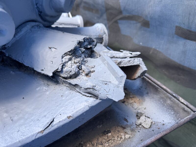 巴もご覧のとおり、ボロボロでしたので補修します。