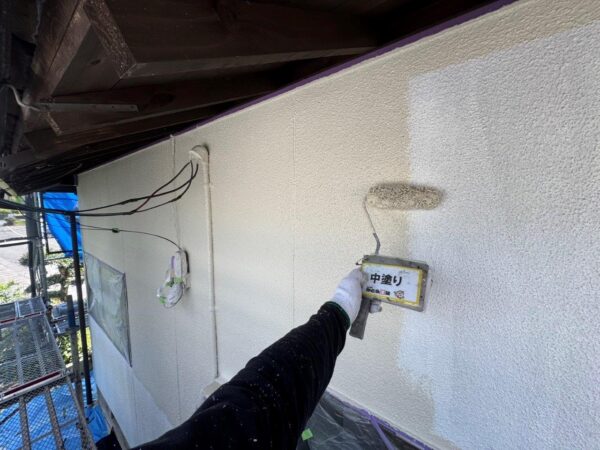 中塗りの様子です。<br />
下塗り同様ムラなく施工します。