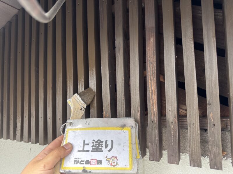 木部は水分や紫外線の影響を受けやすいので、防腐剤入りの塗料で施工しています。