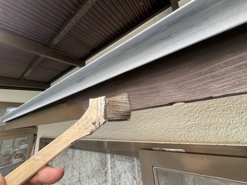 木材本来の木目を生かした自然な仕上がりになる塗料を使用しています。