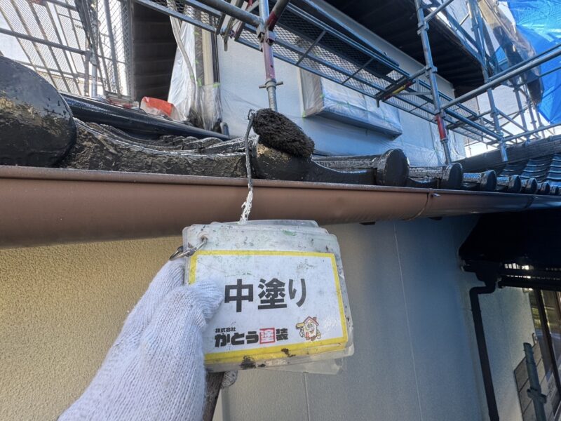 中塗りの様子です。<br />
手を抜くことなく、丁寧に施工します。