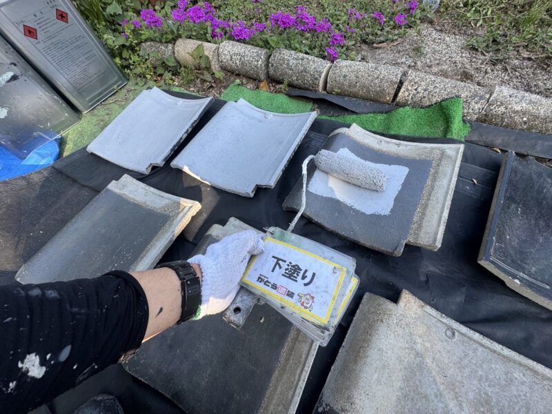 予備瓦も塗装しておきます。