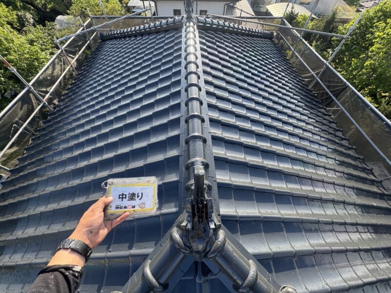 中塗り完了しました。<br />
さらに塗料を塗り重ね、強靭な塗膜を形成します。