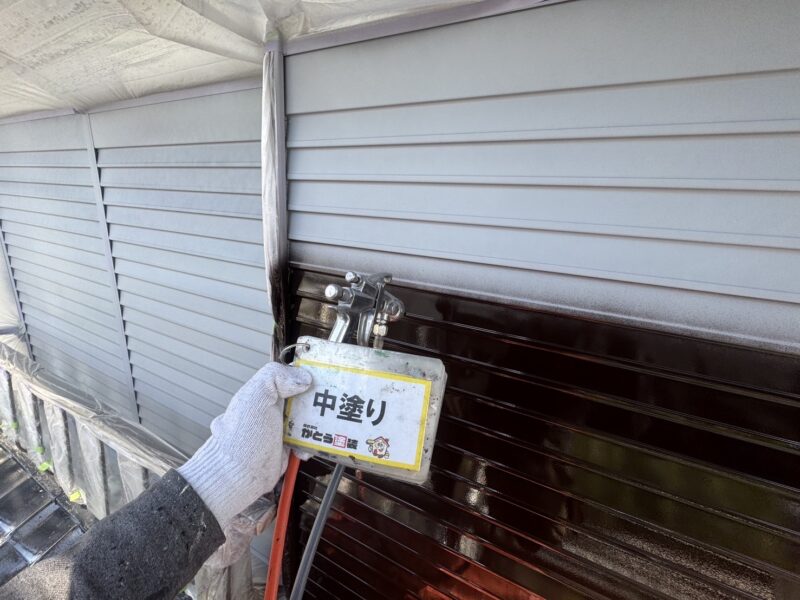 中塗りの様子です。<br />
吹き付けて塗装します。