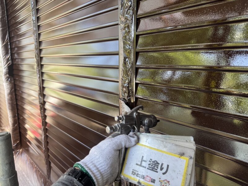 上塗りの様子です。<br />
鏡面のような仕上がりです。