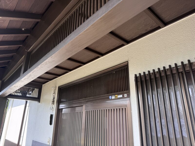 木部は木目を生かし風合いよく、日本家屋との相性バッチリです。<br />
定期的な塗り直しをおこなうことで、綺麗さを維持することができます。