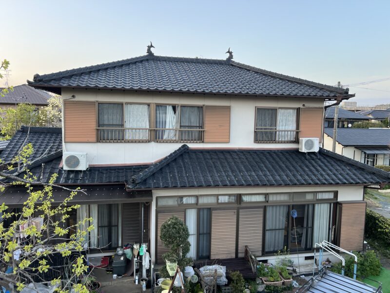 遠目からでも戸袋や雨戸が艶を失い、退色しているのが分かります。